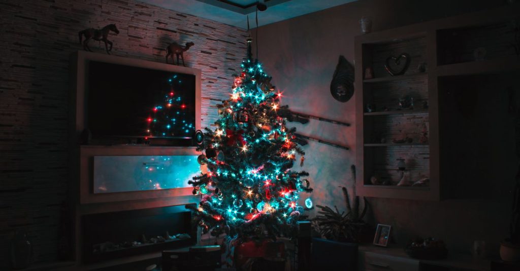 Dekorasi Pohon Natal Warna Putih Elegan untuk Hunian Anda